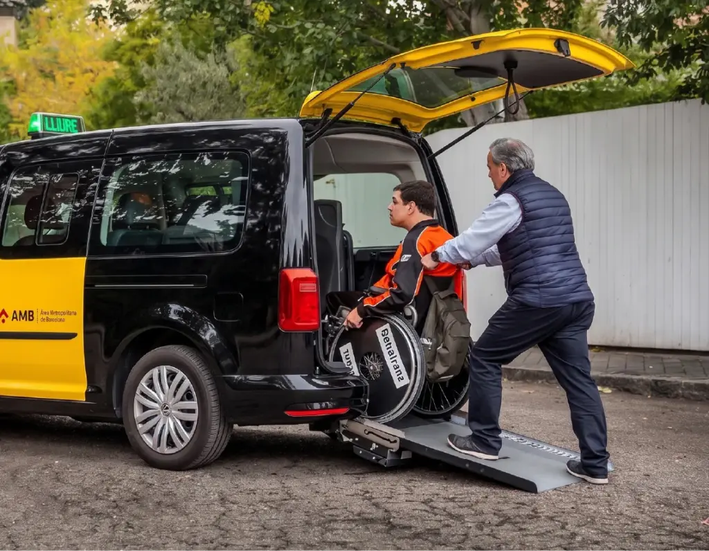 Acceso de una persona en silla de ruedas a un taxi adaptado.