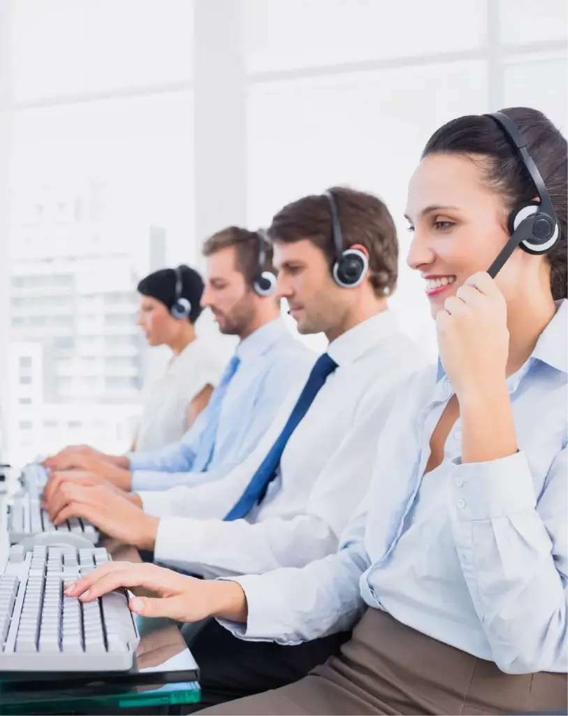 Equipo de atención telefónica con auriculares.