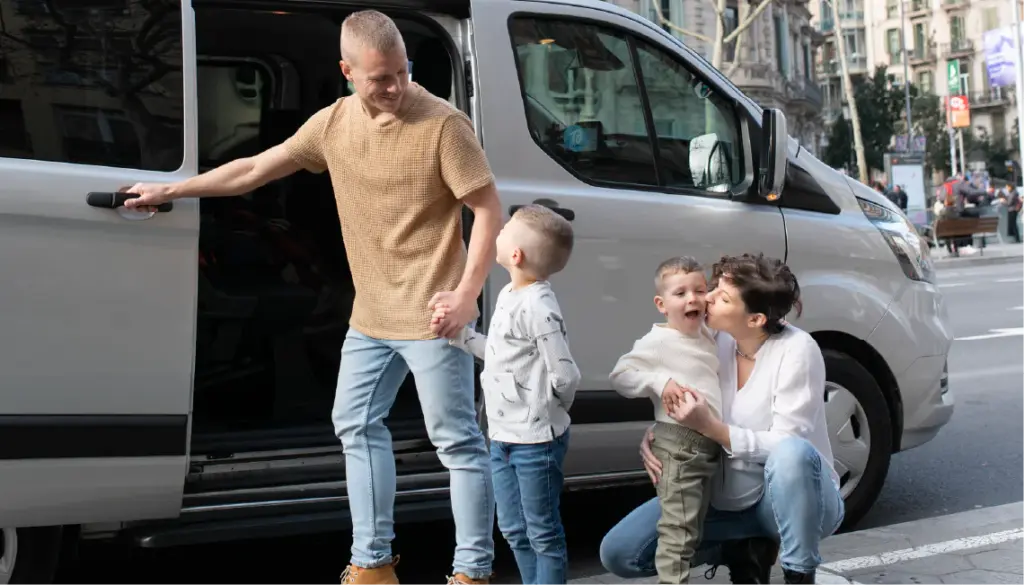 Familia junto a un vehículo amplio con la puerta abierta.