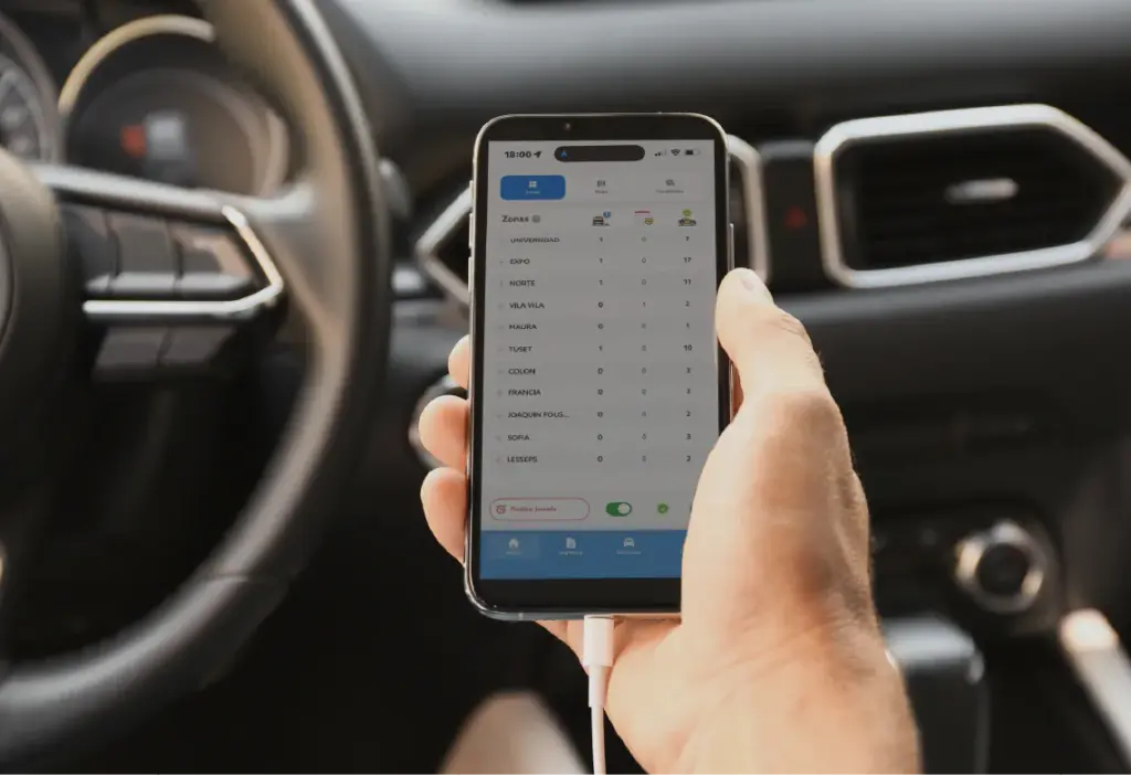 Aplicación de servicios de taxi abierta dentro del vehículo.