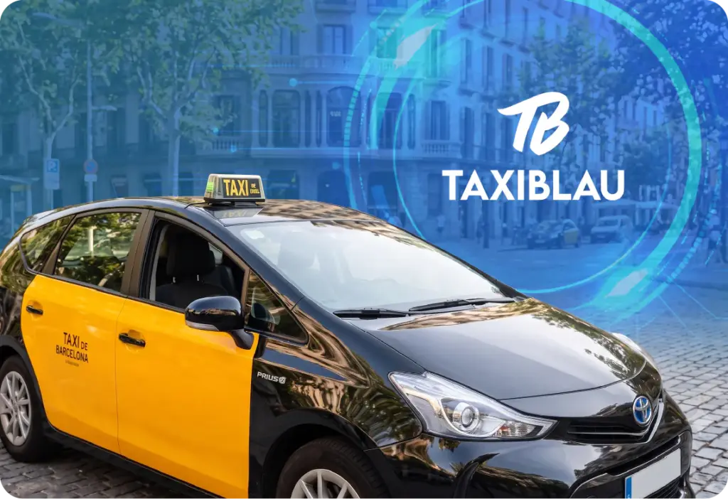 Taxi negro y amarillo junto a la marca TaxiBlau.